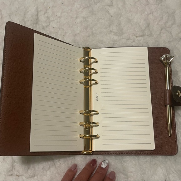 Authentic Barely Used LOUIS VUITTON Medium Ring Agenda Cover in Monogram - Picture 3 of 5